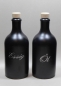 Preview: Steinzeugflasche 500ml schwarz-matt, bedruckt mit "Olivenöl" silber, Mündung 19mm inkl. pasendem Holzgriffkork natur
